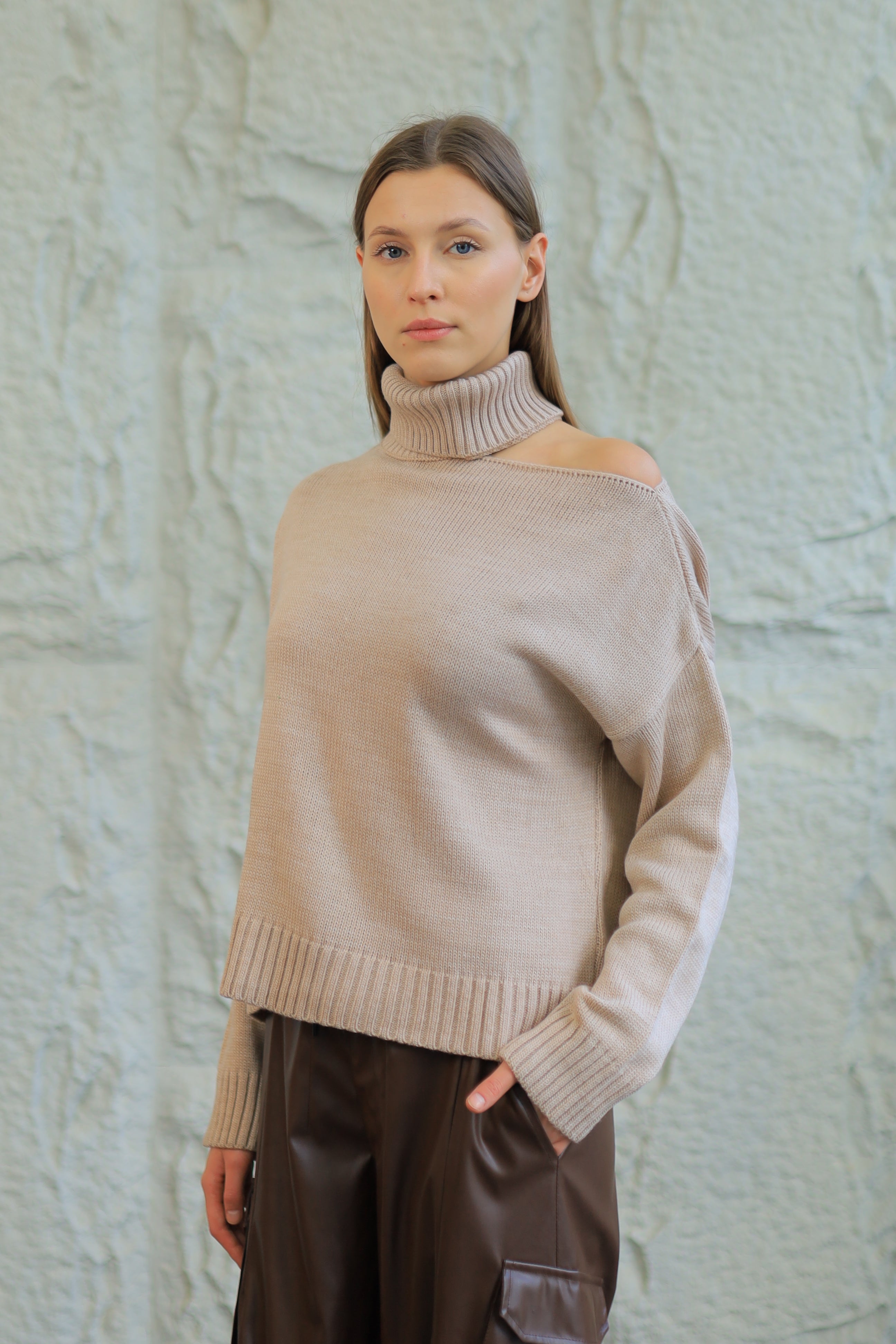 COZY TURTLENECK SWEATER
