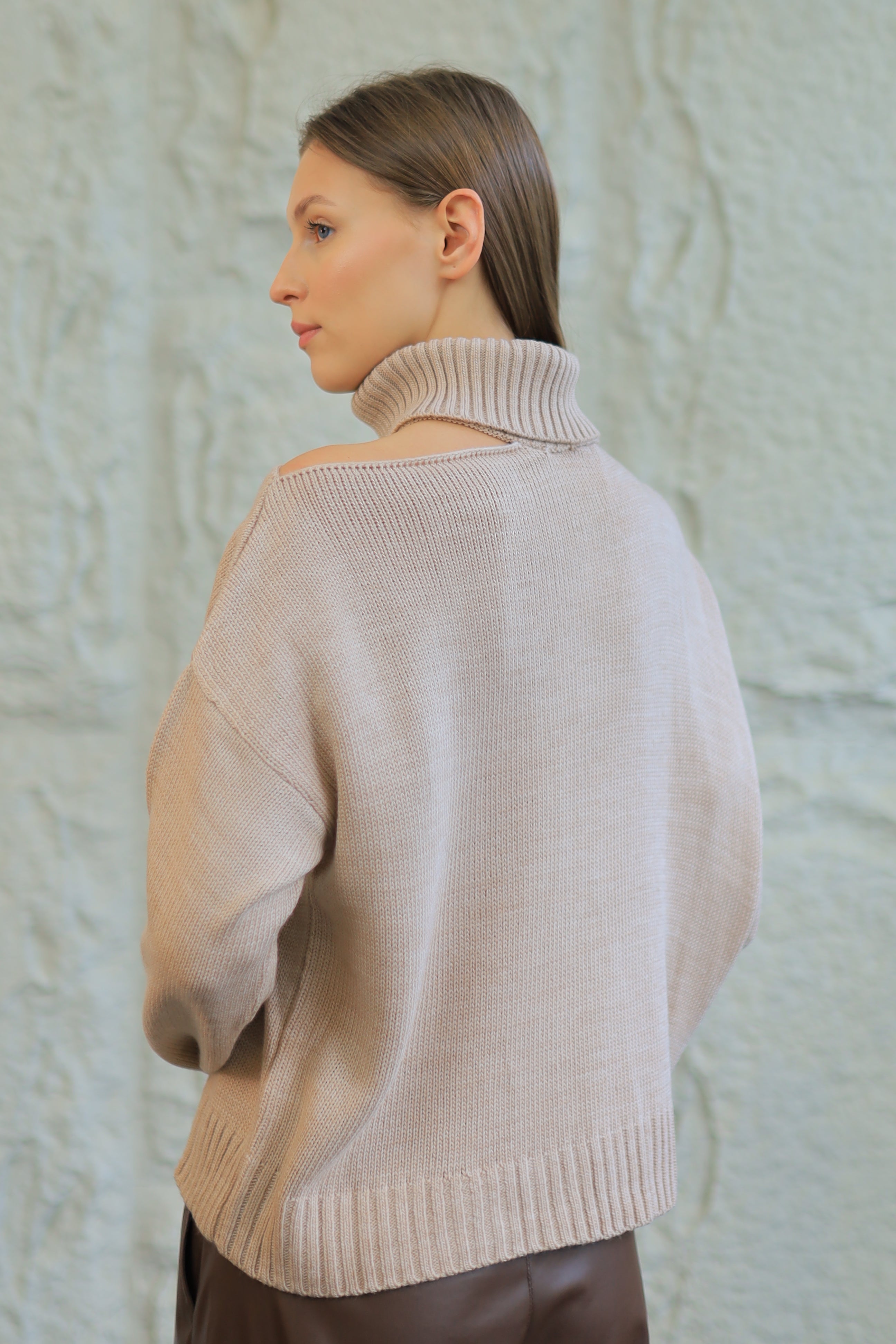 COZY TURTLENECK SWEATER
