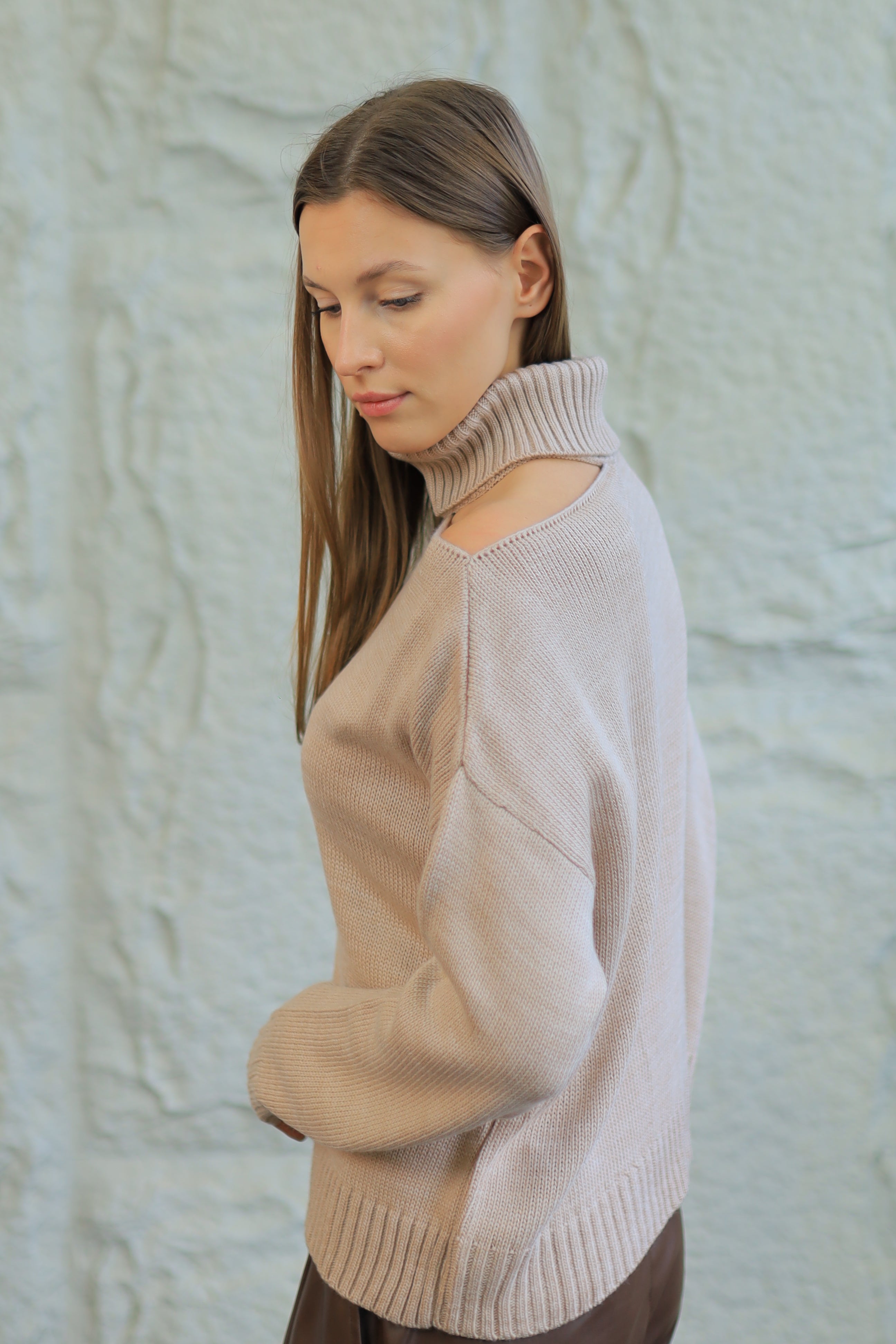 COZY TURTLENECK SWEATER