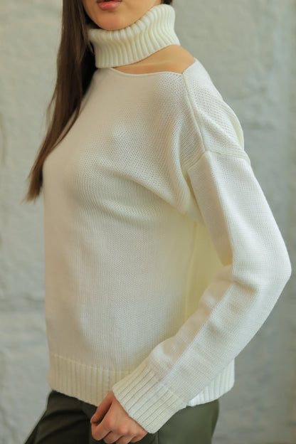 COZY TURTLENECK SWEATER